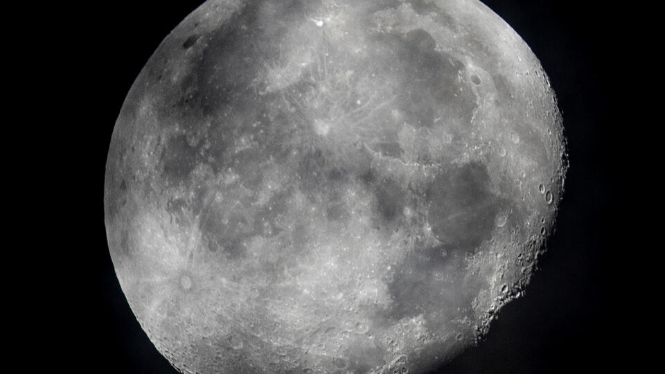 Na Mesiaci sa celkom určite nachádza voda, a to nie len na miestach, kam nedosahuje slnečné žiarenie, ako sa vedci doteraz domnievali, ale aj priamo na mesačnom povrchu.