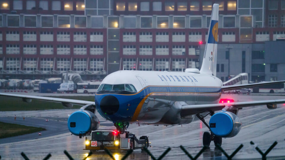 KK21 Frankfurt nad Mohanom - Lietadlo leteckej spoločnosti Lufthansa na letisku vo Frankfurte nad Mohanom 28. apríla 2021. Nemecká letecká spoločnosť Lufthansa oznámila stratu aj za 1. kvartál tohto roka, jej rozsah však klesol zhruba o polovicu. Pod zlepšenie výsledkov sa podpísalo najmä výrazné znižovanie nákladov. FOTO TASR/DPA
dpatopbilder - 28.04.2021, Hessen, Frankfurt/Main: Eine Maschine der Lufthansa mit abgedeckten Triebwerken im Retro-Look wird über den Rhein-Main Airport bewegt. Die D