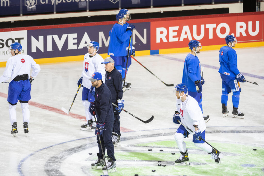 Na snímke tréner slovenskej hokejovej reprezentácie Craig Ramsay (štrvtý zľava) a asistent trénera Michal Handzuš (tretí zľava) počas tréningu pred úvodným piatkovým zápasom proti Bielorusku v hale Olympijského športového centra, v ktorej sa budú hrať 84. majstrovstvách sveta v ľadovom hokeji v lotyšskej Rige vo štvrtok 20. mája 2021.
