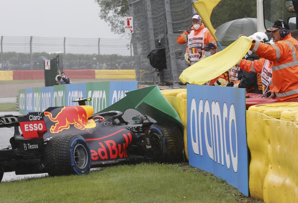 WA 39 Spa - Monospost mexického pilota F1 Sergia Pereza z Red Bullu, ktorý narazil do bariéry pred štartom Veľkej ceny Belgicka automobilov F1 na okruhu Spa-Francorchamps v nedeľu 29. augusta 2021. FOTO TASR/AP
Safety personnel wave a yellow flag after Red Bull driver Sergio Perez of Mexico crashed on his way to the grid during the Formula One Grand Prix at the Spa-Francorchamps racetrack in Spa, Belgium, Sunday, Aug. 29, 2021. (AP Photo/Olivier Matthys)