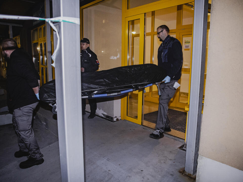 Polícia krátko po 10.15h prijala informáciu, v zmysle ktorej malo dôjsť k pádu osoby mužského pohlavia z jedného z bytov na Vyšehradskej ulici v Petržalke. Muž bol privolanou záchrannou službou prevezený do jednej z nemocníc, kde zraneniam podľahol. 
Krátko po 15.00 h sme prijala ďalšie oznámenie, v zmysle ktorého malo dôjsť na uvedenej adrese k pádu ďalšej osoby – tentokrát ženského pohlavia. Tá utrpela pádom zranenia, ktorým na mieste podľahla. 
Policajti na mieste vykonávali od prvotného ozná