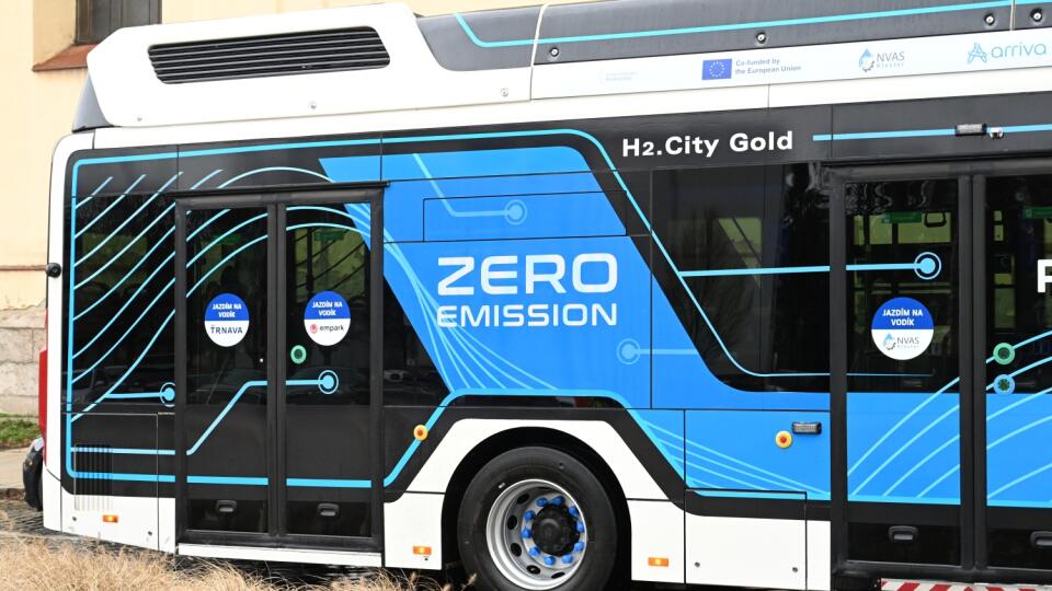 Na snímke vodíkový autobus pri príležitosti spustenia skúšobných jázd vodíkového autobusu v Trnave v pondelok 9. januára 2023. FOTO TASR - Lukáš Grinaj