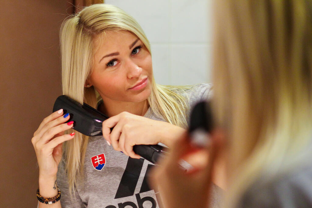 Na archívnej snímke Simona Szarková v dejisku základnej D-skupiny ME v hádzanej.