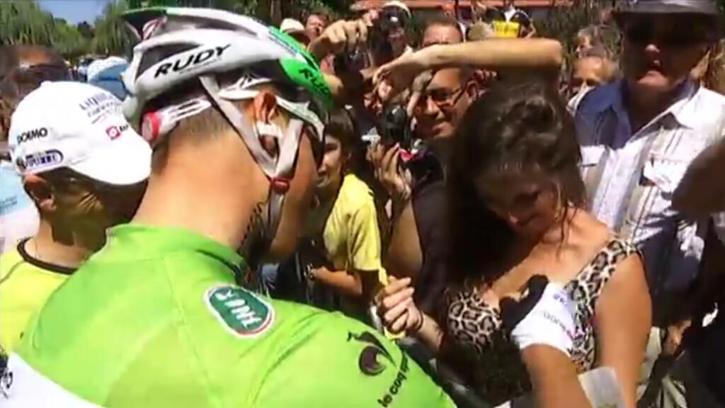Peter Sagan sa na Tour de France v roku 2012 podpísal fanúšičke na prsia.