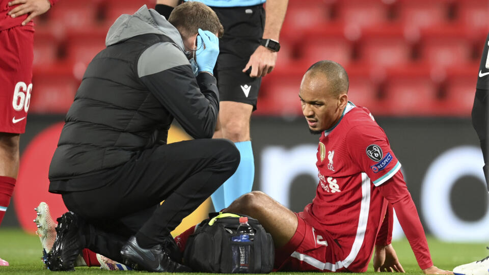 Liverpool prežíva zložité obdobie, keď v uplynulých týždňoch prišiel na dlhšie obdobie o Virgila van Dijka, Joea Gomeza a zranený je aj tretí obranca základnej zostavy Alexander Trent-Arnold.

Liverpool's Fabinho is treated for an injury during the Champions League Group D soccer match between Liverpool and FC Midtjylland at Anfield stadium, in Liverpool, England, Tuesday, Oct. 27, 2020. (Michael Regan/Pool via AP)