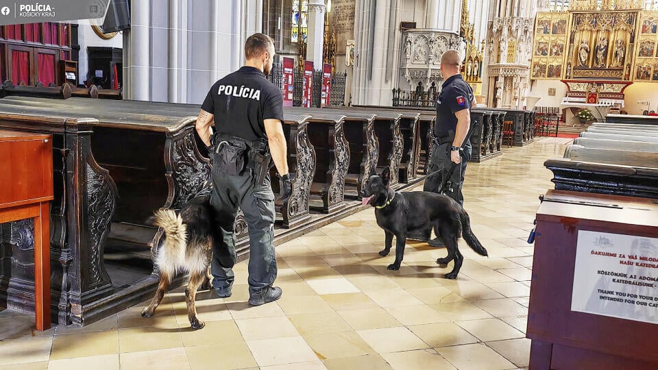 Slovenskom sa opäť raz šírili hlásenia o údajných bombových atentátoch. Začalo sa to školami, pokračovalo kostolmi a letiskami.