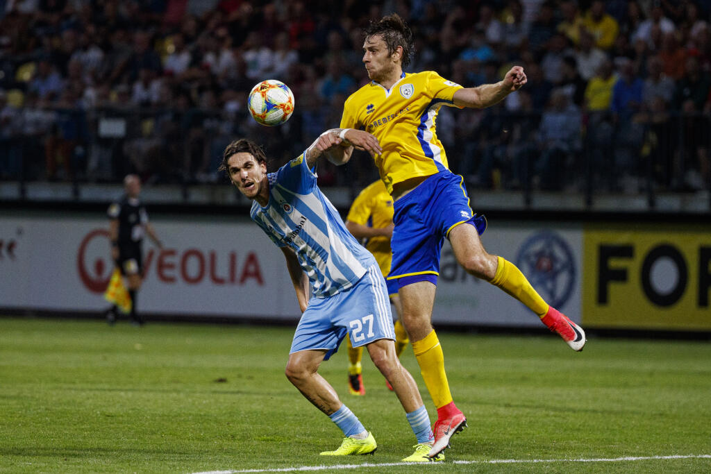Na snímke Dávid Holman a Lukáš Pellegrini počas zápasu 1.kola Fortuna Ligy medzi nováčikom FK Pohronie a úradujúcim majstrom ŠK Slovan Bratislava.