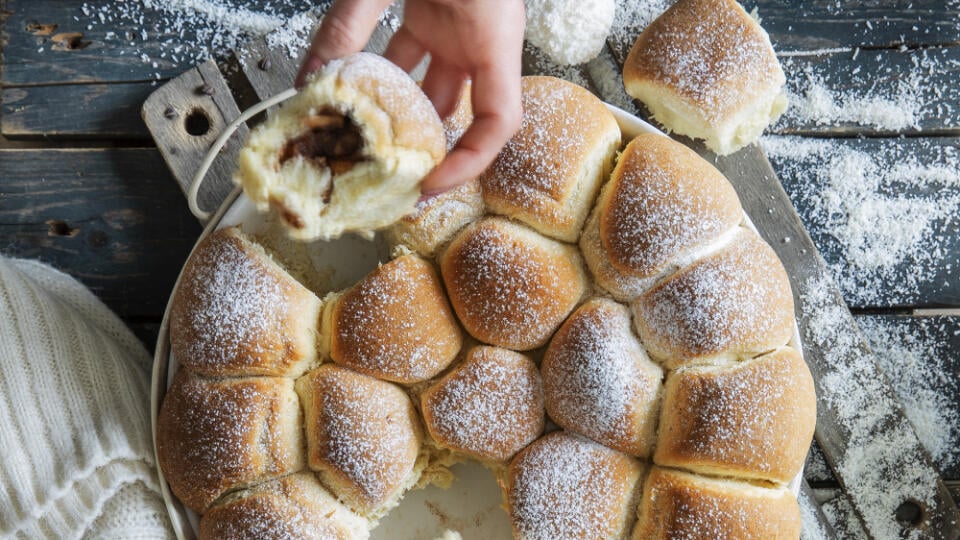 buchty s jablkami

recept:
20 KUSOV, PRÍPRAVA 40 MINÚT, PEČENIE 30 MINÚT + KYSNUTIE
Na buchty:
• 250 ml vlažného mlieka
• 30 g droždia
• 100 g krupicového cukru
• 500 g hladkej múky
• 80 g rozpusteného masla
• 2 žĺtky
• 100 g polohrubej múky
• kôra z 1 citróna
• pol lyžičky soli
• 50 g masla na potieranie
+ na vymazanie plechu
• práškový cukor na posypanie
Na plnku:
• 500 g kyslejších jabĺk
• 1 lyžica masla
• citrónová kôra z 1 citróna • 120 g slivkového lekváru
1. 