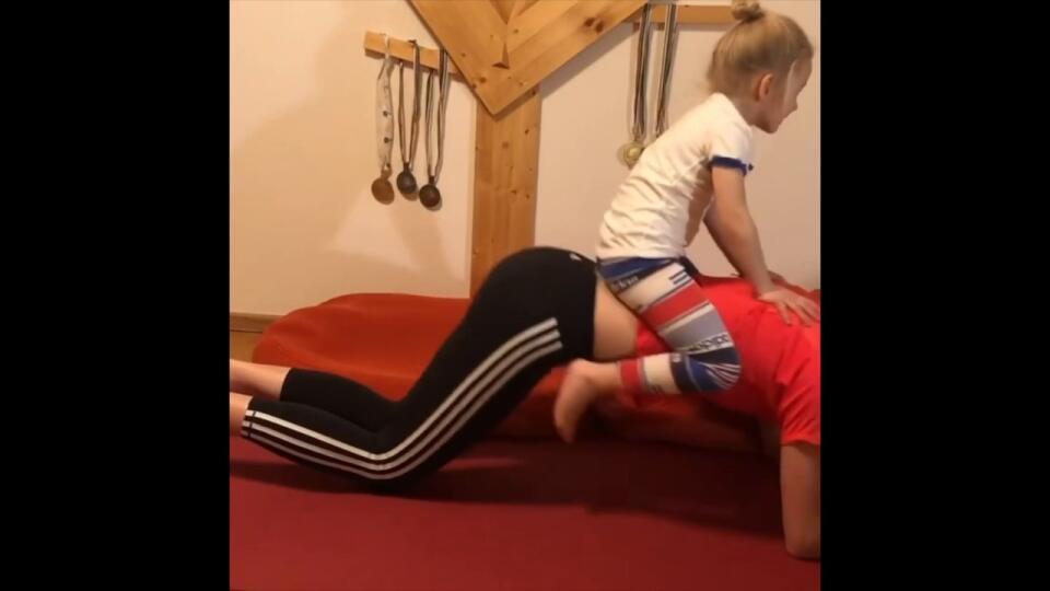 VIDEO Neviete, čo od radosti robiť s deťmi počas karantény? Športovci vám ukážu, čo s nimi!
