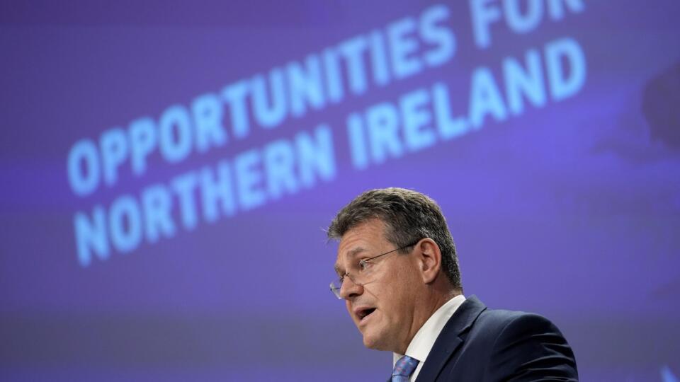 KK17 Brusel - Na snímke podpredseda Európskej komisie pre medziinštitucionálne vzťahy na strategický výhľad Maroš Šefčovič hovorí počas tlačovej konferencie o obchode a Severnom Írsku 13. októbra 2021 v Bruseli. FOTO TASR/AP
European Commissioner for Inter-institutional Relations and Foresight Maros Sefcovic speaks during a media conference regarding trade and Northern Ireland at EU headquarters in Brussels, Wednesday, Oct. 13, 2021. (AP Photo/Virginia Mayo)