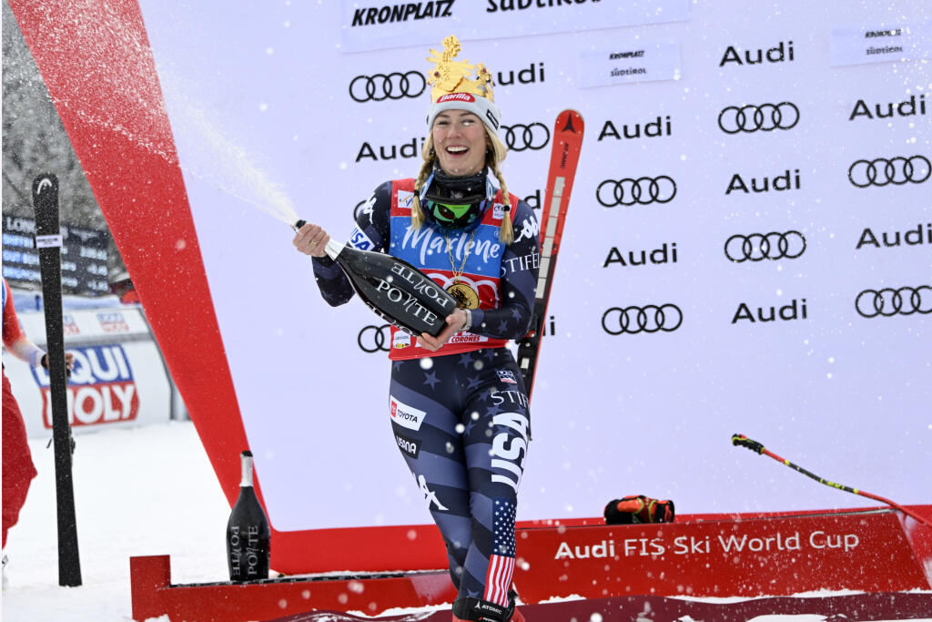 Mikaela Siffrinová na oslavu spustila poriadnu sprchu šampanským.h