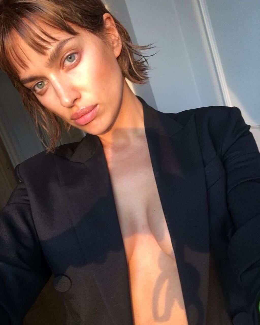 Irina Shayk šokovala všetkých zmenou imidžu aj outfitom. Ukázala v ňom zvodné poprsie.