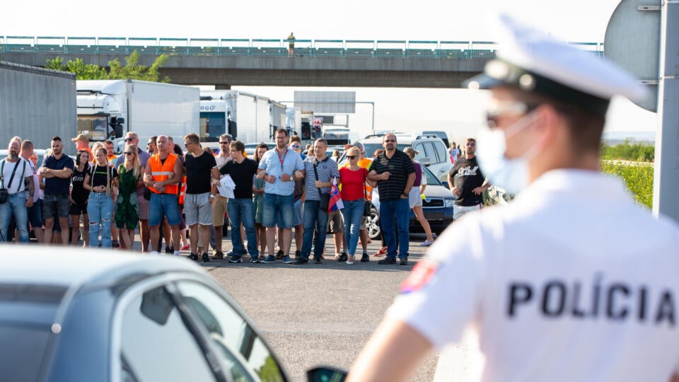 Protestujúci pendleri na hraničnom priechode Čunovo- Rajka. Na slovensko - madarských hraniciach pendleri protestujú proti novým podmienkam vstupu do SR.