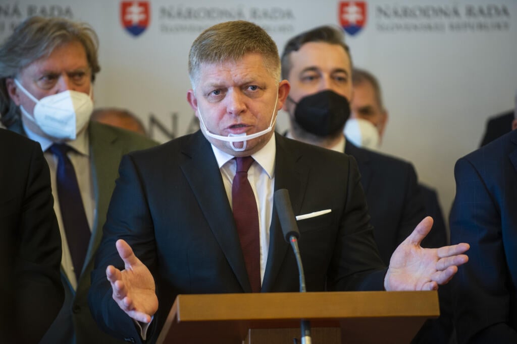 Na snímke poslanec NR SR Robert Fico (Smer-SD) spolu s členmi strany Smer-SD počas tlačovej konferencie k schváleniu programového vyhlásenia vlády SR 4. mája 2021 v Bratislave. FOTO TASR - Jakub Kotian