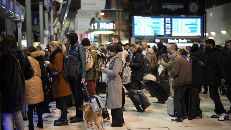 JB 11 Paríž - Cestujúci čakajú na vlak na železničnej stanici Gare de Lyon v Paríži 7. februára 2023 počas demonštrácie proti reforme dôchodkového systému. Vo Francúzsku sa dnes uskutočnia ďalšie celoštátne protesty proti dôchodkovej reforme. FOTO TASR/AP
Commuters wait to board a train at the Gare de Lyon station Tuesday, Feb. 7, 2023 in Paris. The French parliament has started debating President Emmanuel Macron's unpopular pension reform proposals, which prompted strikes and large demonstrati