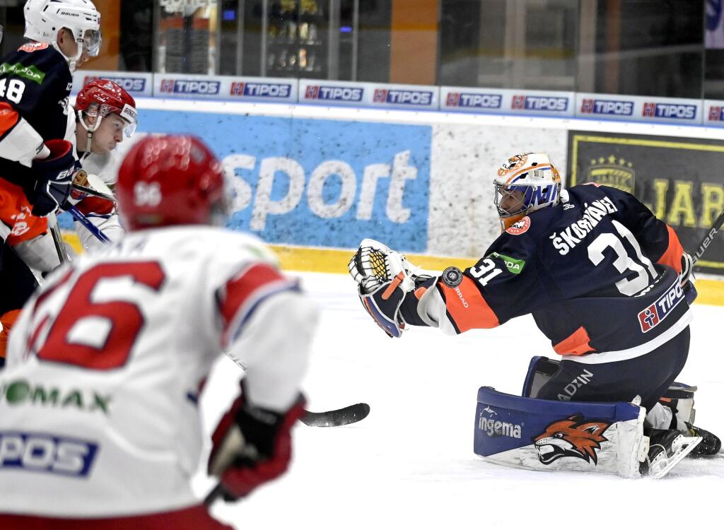 Na snímke brankár HC Dukla Ingema Michalovce Stanislav Škorvánek (vpravo) vyráža puk v zápase 31. kola Tipos extraligy HK Dukla Ingema Michalovce – MhK 32 Liptovský Mikuláš v Michalovciach 20. januára 2023.