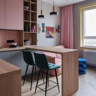Malý byt, čo prekvapí: Ružová sedačka, modrý stolík a k tomu...