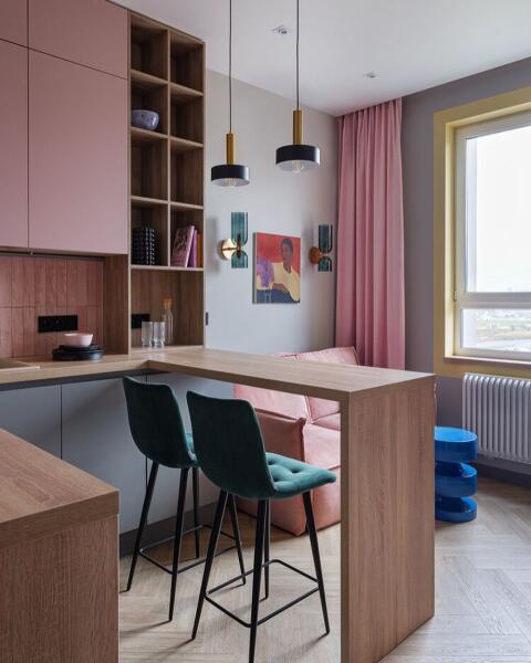 Malý byt, čo prekvapí: Ružová sedačka, modrý stolík a k tomu...