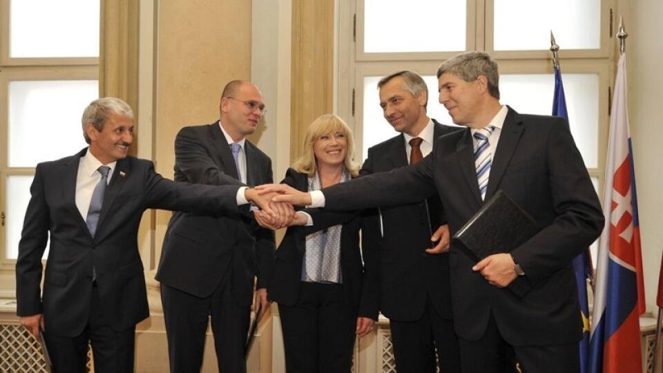 Spoločne: Odhodlanie pravici
dlho nevydržalo. Či si okamih
podpisu koaličnej zmluvy bude
môcť ešte niekedy vychutnať, je
nepravdepodobné.