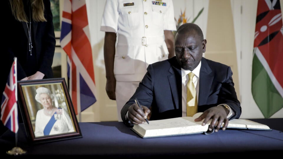 WA 42 Nairobi - Nový kenský prezident William Ruto sa zapisuje do kondolenčnej knihy na pamiatku zosnulej britskej kráľovnej Alžbety II. v Nairobi v stredu 14. septembra 2022. Alžbeta II. zomrela minulý štvrtok vo svojom letnom sídle Balmoral v Škótsku vo veku 96 rokov. Na tróne bola 70 rokov. Pohreb bude mať v pondelok 19. septembra. FOTO TASR/AP
Kenya's new president William Ruto signs the book of condolence for Queen Elizabeth II at the residence of Britain's High Commissioner, in Nairobi, K