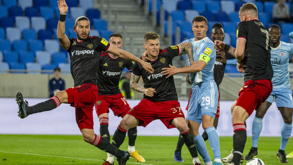 Nedeľnému 164. futbalovému derby Slovan - Trnava (1:0) na Tehelnom poli chýbala iskra. Po inak solídnom ligovom zápase sa na tom zhodli aktéri súboja, ktorý bol aj akousi "generálkou" na víkendové finále 53. ročníka Slovenského pohára - Slovnaft Cupu.