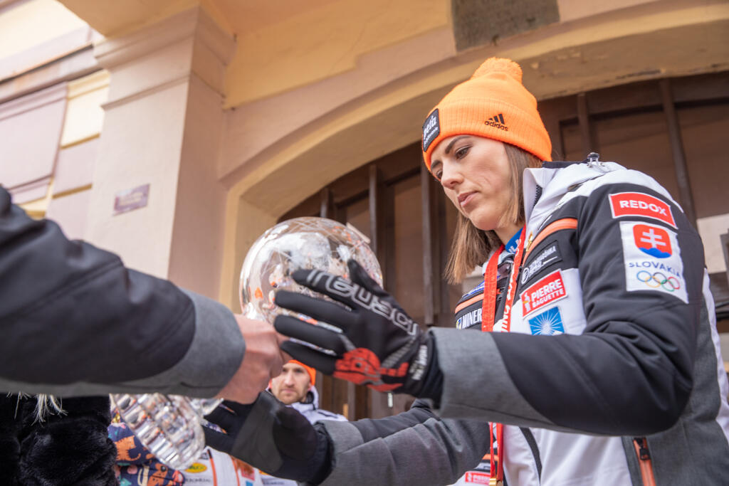 Na snímke je slovenska lyžiarka Petra Vlhová ktorá sa lúčila s úspešnou sezónou na námestí v Liptovskom Mikuláši. Oslávila olympijské zlato z Pekingu a zisk malého glóbusu za slalom v seriáli Svetového pohára.