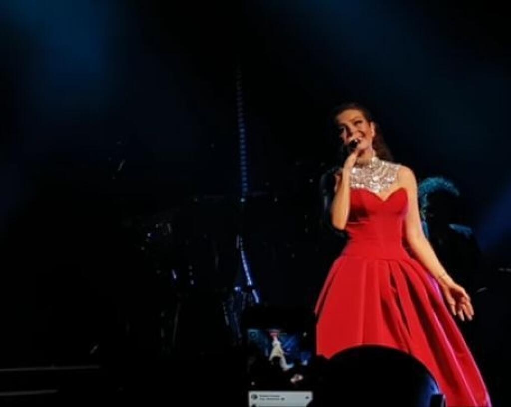 Thalía na svojich koncertoch ohuruje nielen spevom a tancom, ale aj krásnymi kostýmami.