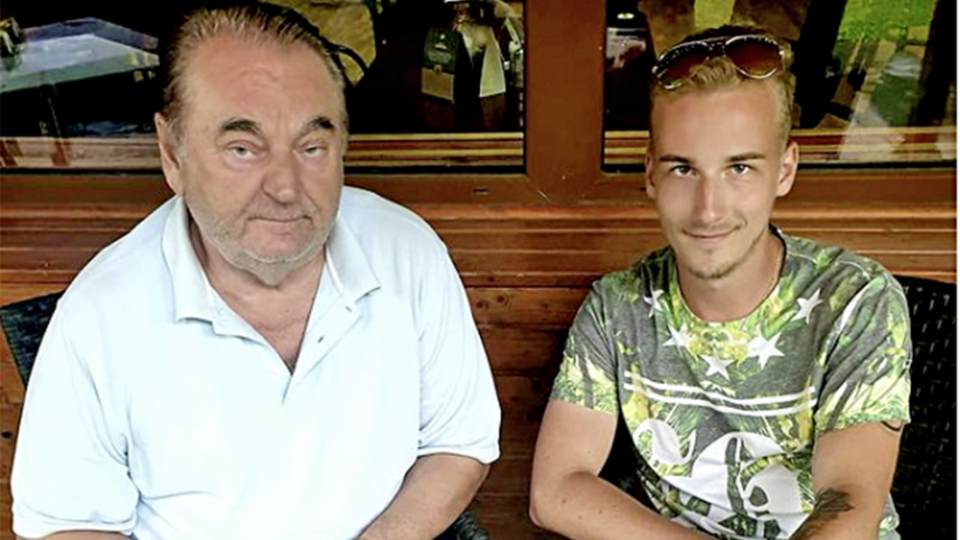 V technických záležitostiach mu občas pomôže starší vnuk Peter.