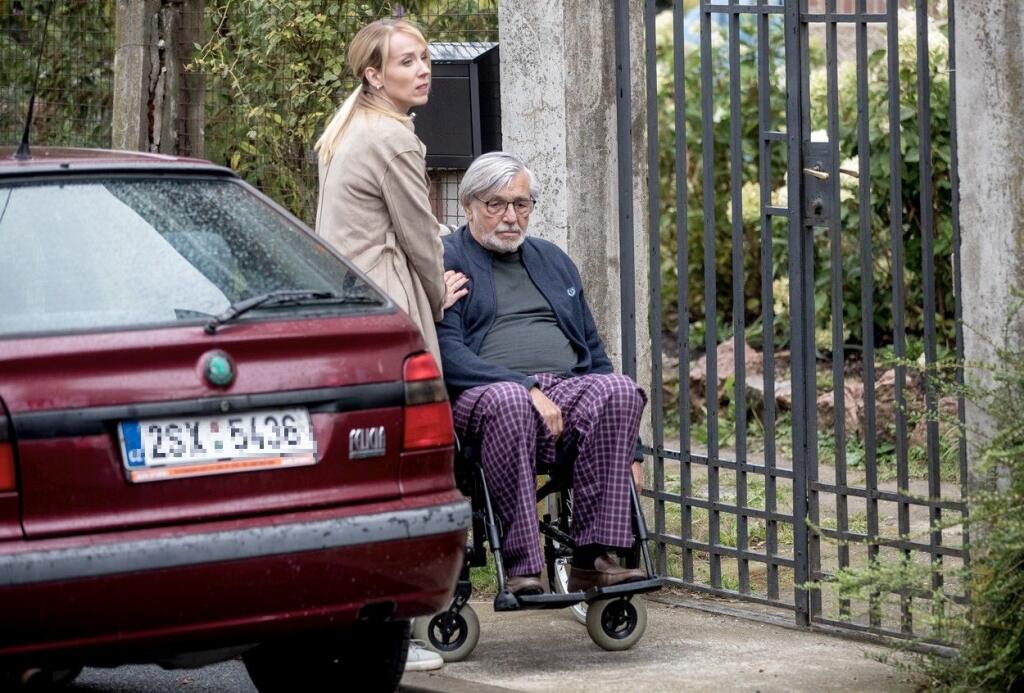 Herec Jiří Bartoška točil scénku na invalidnom vozíku.
