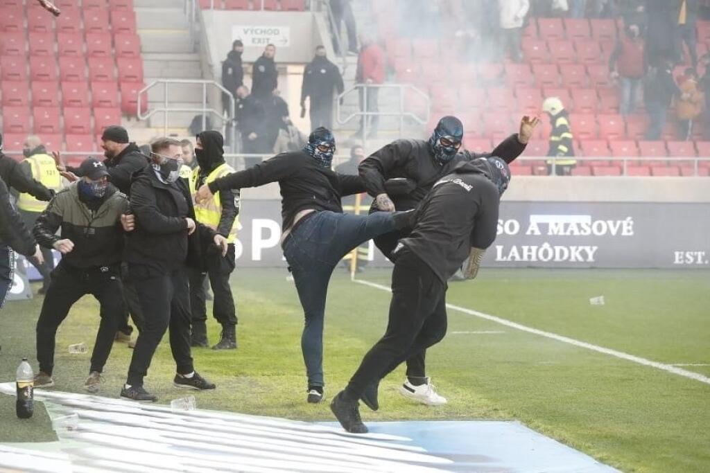 Škandál, ktorý sa udial v nedeľu počas derby zápasu medzi Spartakom Trnava a Slovanom Bratislava nemá obdobu.