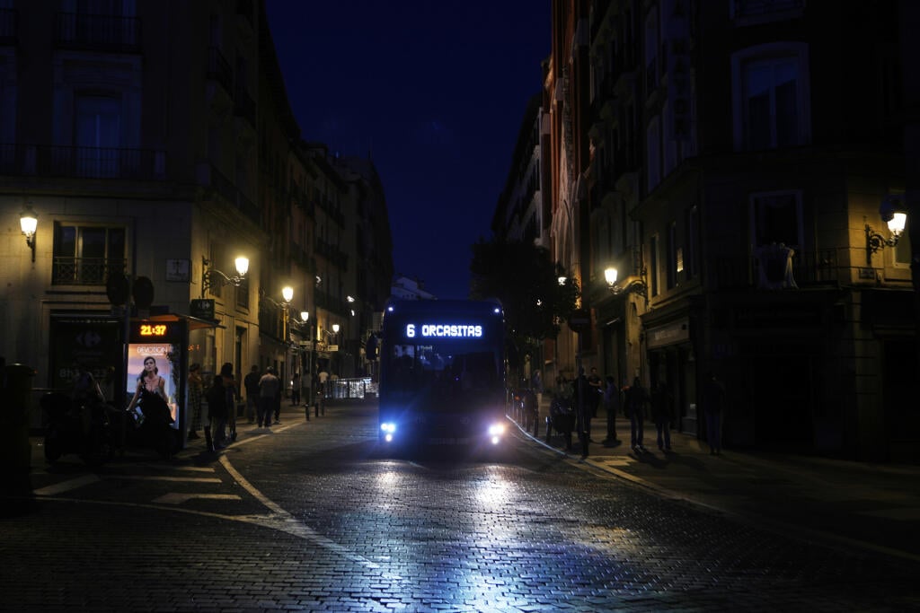 KK2 archív Madrid - Na archívnej snímke z 28. apríla 2025 autobus jadzí počas výpadku elektriny v Madride. Rozsiahly výpadok elektriny, ktorý v apríli zasiahol Španielsko, Portugalsko a časť juhozápadného Francúzska, mal viacero príčin vrátane prepätia v elektrickej sieti, čo následne vyvolalo reťazovú reakciu. Vyplýva to zo správy, ktorú v utorok zverejnila španielska vláda, informuje TASR s odvolaním sa na agentúru AFP. FOTO TASR/AP
FILE - A bus drives in downtown Madrid during a major power o