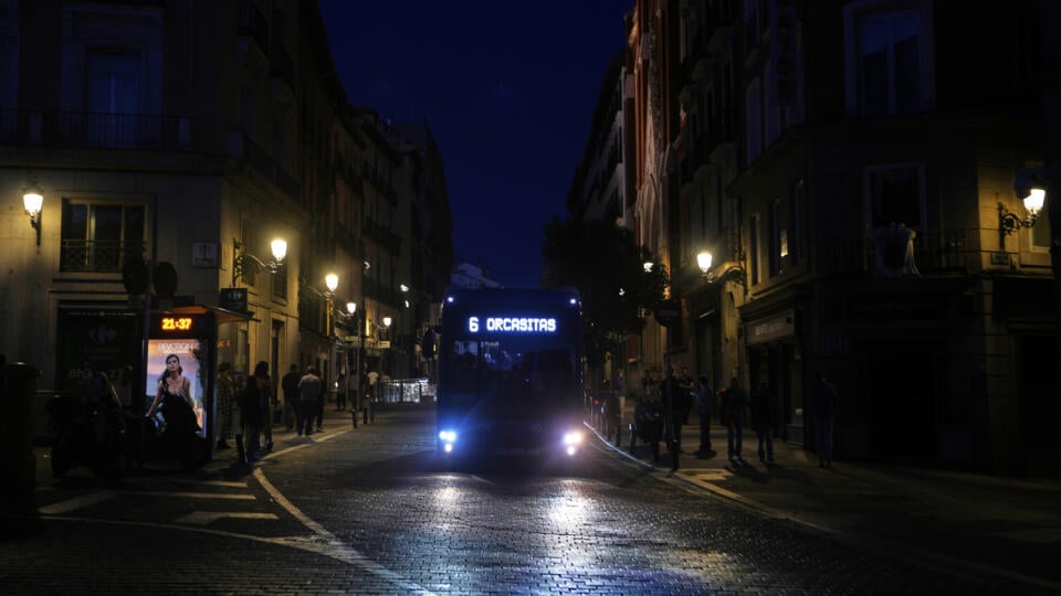 KK2 archív Madrid - Na archívnej snímke z 28. apríla 2025 autobus jadzí počas výpadku elektriny v Madride. Rozsiahly výpadok elektriny, ktorý v apríli zasiahol Španielsko, Portugalsko a časť juhozápadného Francúzska, mal viacero príčin vrátane prepätia v elektrickej sieti, čo následne vyvolalo reťazovú reakciu. Vyplýva to zo správy, ktorú v utorok zverejnila španielska vláda, informuje TASR s odvolaním sa na agentúru AFP. FOTO TASR/AP
FILE - A bus drives in downtown Madrid during a major power o
