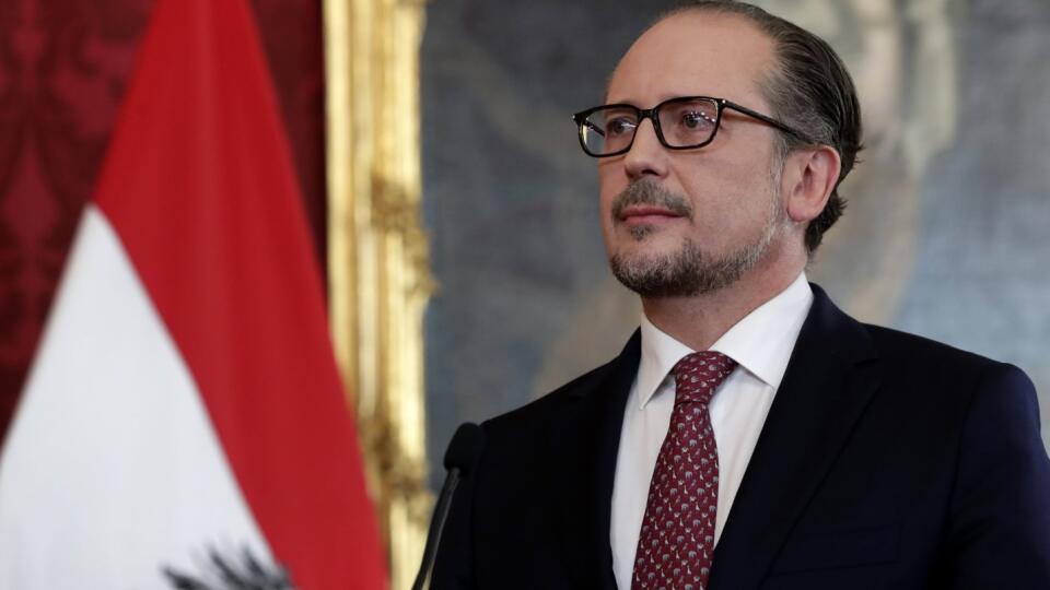 EBE 24 Viedeň - Na snímke nový rakúsky spolkový kancelár Alexander Schallenberg skladá prísahu do rúk prezidenta Alexandra Van der Bellena vo Viedni 11. októbra 2021. FOTO TASR/AP
The new Austrian Chancellor Alexander Schallenberg is sworn-in by Austrian President Alexander Van der Bellen (not in the picture) in the presidential chancellery in Vienna, Austria, Monday, Oct. 11, 2021. (AP Photo/Lisa Leutner)