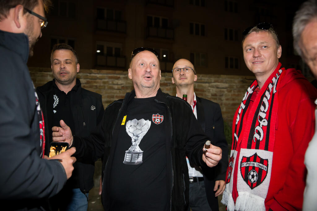 Vladimír Poór - Po 25 rokoch vo vedení Spartaka Trnava mu už došla trpezlivosť. Bývalý majiteľ aktuálneho slovenského majstra si povedal dosť a rozhodol sa zo svojho milovaného klubu odísť. Môžu za to spory s vedením mesta a aktuálnym primátorom Petrom Bročkom, ale aj konflikty s fanúšikmi, ktorí v mnohých prípadoch nevedeli prísť Poórovi na meno a nepáčilo sa im, ako spravuje klub. „Áno, môžem potvrdiť, že v decembri v klube definitívne končím. Už nikdy nevstúpim na štadión Spartaka. Rozhodol som sa tak preto, lebo už viac nechcem a nemôžem bojovať s ľuďmi, ktorých nazývam „facebookoví fašisti“ a ktorí nedokážu nič iné, iba škodiť trnavskému futbalu!" povedal sklamaný mecenáš po svojom rozhodnutí. Okrem neho sa rozhodli po jesennej časti skončiť aj generálny manažér Pavel Hoftych a takisto tréner Radoslav Látal, ktorý dotiahol klub až do európskych pohárových súťaží. Spartak si na jeseň zahral v skupinovej fáze Európskej ligy. Vladimír Poór by mal v najbližšom období zamieriť a finančne vstúpiť do pražského Bohemiansu.