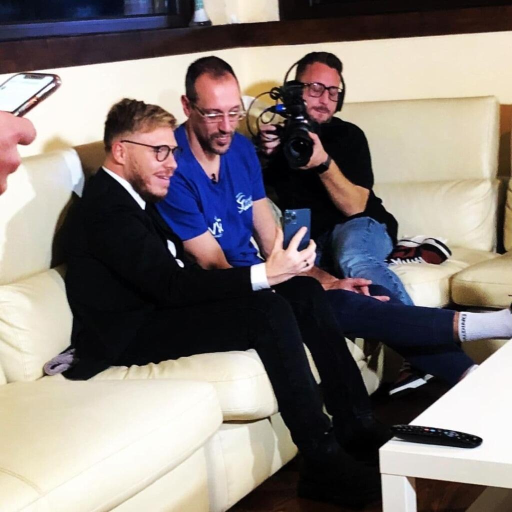 Celú kauzu zastavila až Robertova rodina, ktorá kontaktovala televíziu, cez ktorú chcela dostať túto problematiku do povedomia. Po odvysielaní sa naivný volejbalista rozhodol ísť na políciu a celú vec oznámiť. Na svoju falošnú priateľku podal trestné oznámenie.