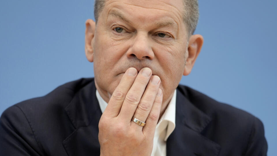 Nemecký kancelár Olaf Scholz odpovedá na otázky na letnej tlačovej konferencii nemeckého kancelára Olafa Scholza o domácej politike a diplomacii v Berlíne v piatok 14. júla 2023.