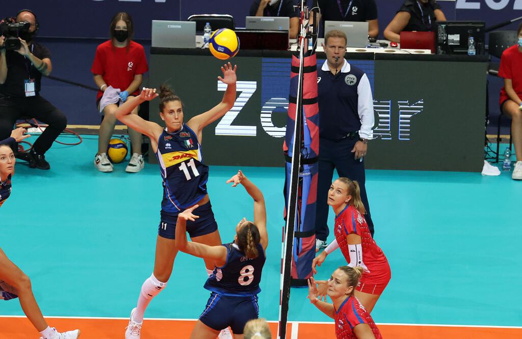 Na snímke slovenské hráčky (v červenom) sprava Karin Palgutová a a Jaroslava Pencová v zápase C-skupiny Slovensko - Taliansko na ME vo volejbale žien v chorvátskom Zadare 23. augusta 2021. FOTO TASR - HINA/Zvonko KUCELIN
Zadar, 23.08.2021. - EuroVolley 2021 Europsko prvenstvo u odbojci za Ĺľene. Utakmica reprezentacija SlovaÄŤke i Italije.
foto HINA/ Zvonko KUCELIN/