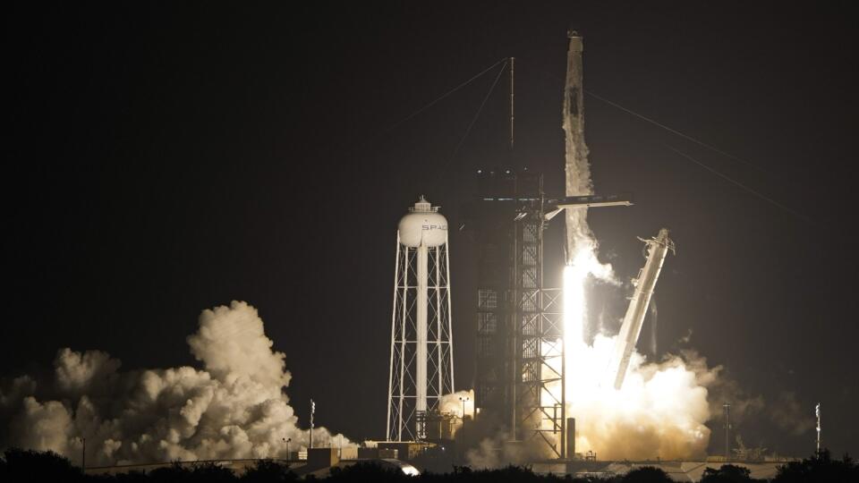 EBE 5 Mys Canaveral - Na snímke štart kozmickej lode Crew Dragon spoločnosti SpaceX v stredu 10. novembra 2021 o 21.03 h miestneho času (štvrtok 03.03 SEČ) z Kennedyho vesmírneho strediska na Floride k Medzinárodnej vesmírnej stanici (ISS), kam dopraví novú posádku SpaceX Crew-3 v zložení Raja Chari, Thomas Marshburn, Kayla Barronová (všetci USA) a Matthias Maurer (Nemecko). FOTO TASR/AP
A SpaceX Falcon 9 rocket with the Crew Dragon capsule lifts off from Launch Pad 39A at the Kennedy Space Ce
