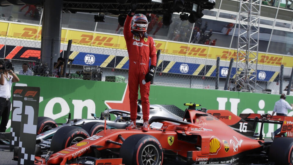 Nemec Sebastian Vettel na Ferrari sa triumfoval na Veľkej cene Singapuru, 15-tych pretekoch seriálu F1. Druhý finišoval jeho tímový kolega Monačan Charles Leclerc, tretí skončil Holanďan Max Verstappen na Red Bulle.