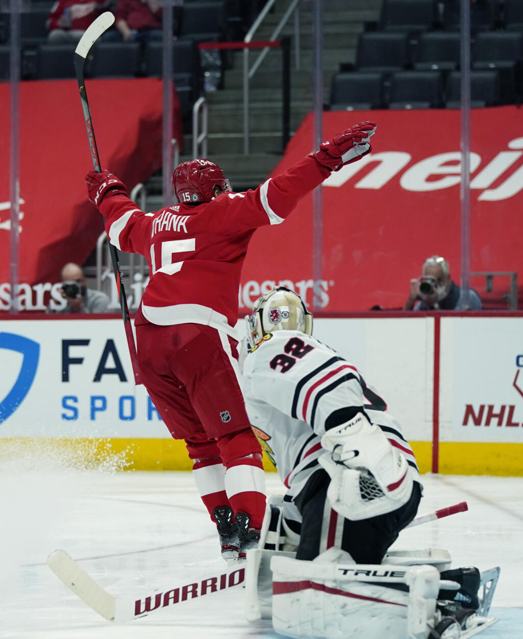 KK1 Detroit - Útočník Jakub Vrána z Detroitu Red Wings sa teší z gólu brankárovi Kevinovi Lankinenovi z Chicaga Blackhawks počas zápasu zámorskej hokejovej NHL 15. apríla 2021 v Detroite. FOTO TASR/AP
Detroit Red Wings forward Jakub Vrana (15) reacts after a goal against Chicago Blackhawks goaltender Kevin Lankinen (32) during the second period of an NHL hockey game, Thursday, April 15, 2021, in Detroit. (AP Photo/Carlos Osorio)