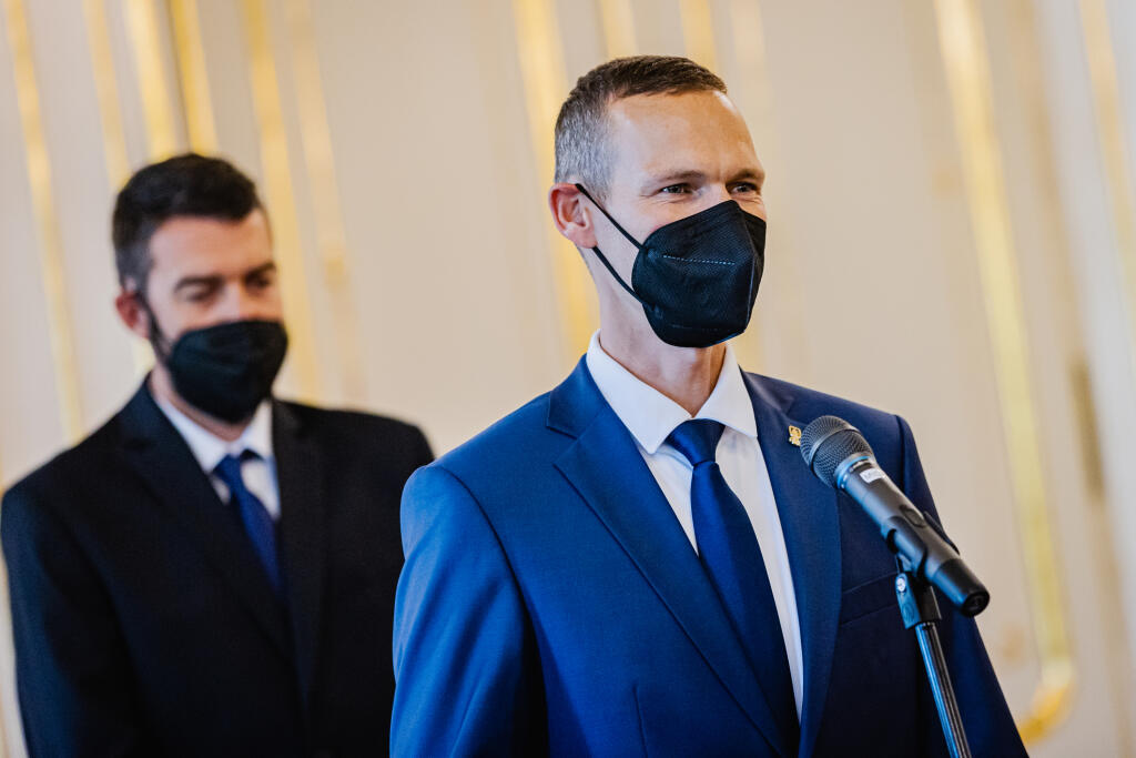 Prezidentka Zuzana Čaputová prijala olympionika Mateja Tótha pri príležitosti ukončenia jeho aktívnej športovej kariéry. Prijatia sa zúčastnil aj Tóthov tréner Matej Spišiak. Na snímke Matej Tóth a Matej Spišiak.
