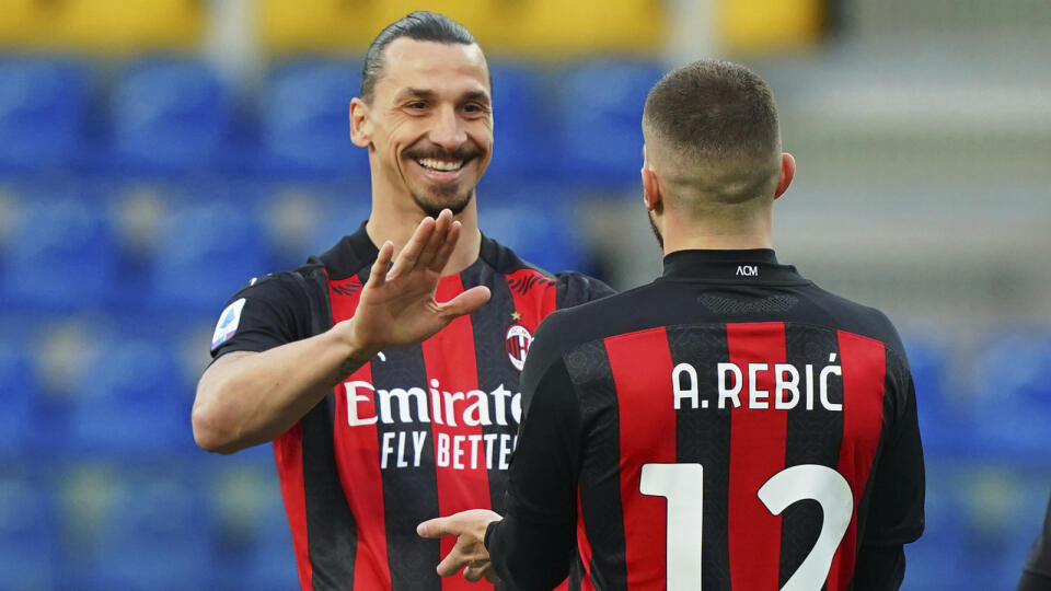 WA 69 Parma - Futbalisti AC Milána Ante Rebič (chrbtom) a Zlatan Ibrahimovič sa tešia po strelení gólu v zápase 30. kola talianskej Serie A, AC Parma - AC Miláno v Parme v sobotu 10. apríla 2021. FOTO TASR/AP
Milan's Ante Rebic celebrates after scoring his side's first goal, with teammate Zlatan Ibrahimovic, who gave him the assist, during the Italian Serie A soccer match between Parma and Milan at the Ennio Tardini stadium in Parma, Italy, Saturday, April 10, 2021. (Spada/LaPresse via AP)