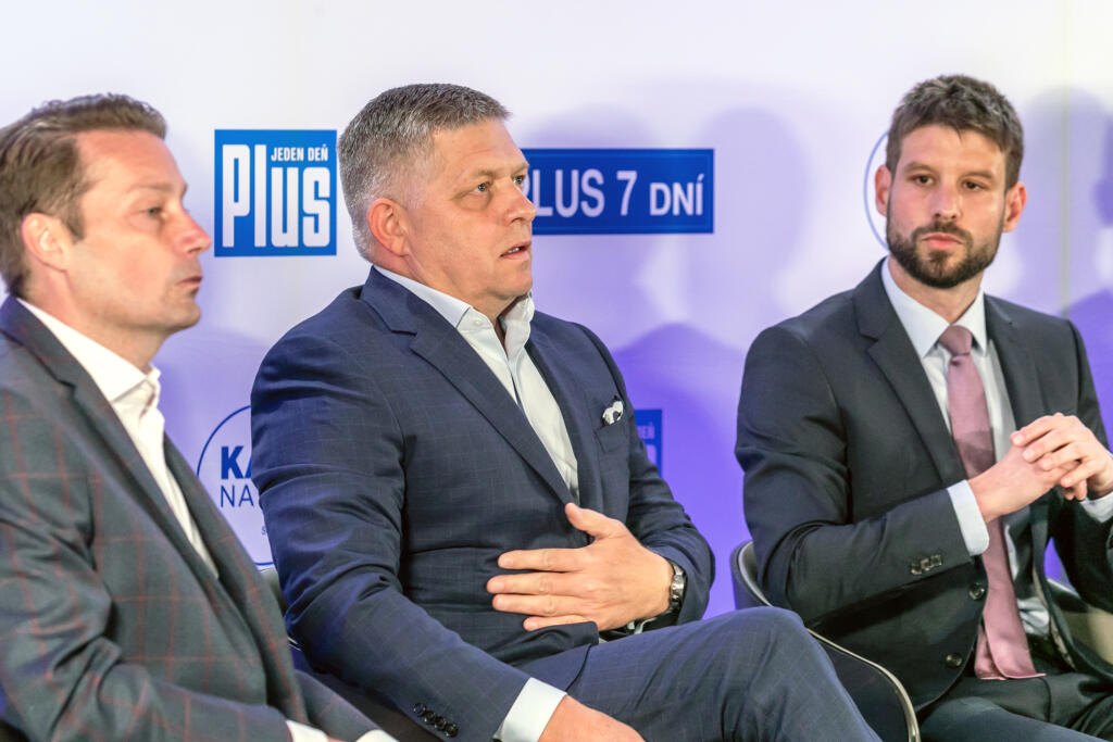 Na snímke Robert Fico a Michal Šimečka počas politickej diskusie pred parlamentnými voľbami 2023. 
