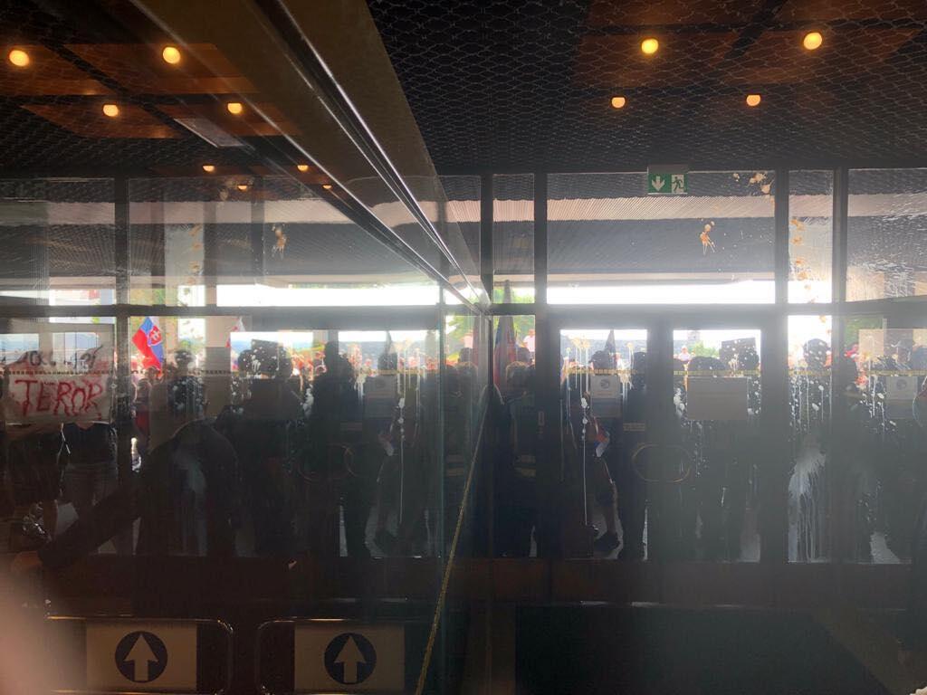 Policajní ťažkoodenci bránia vchod do Národnej rady SR pred demonštrantmi.