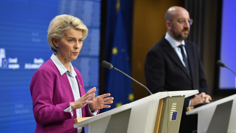 WA 5 Brusel - Predsedníčka Európskej komisie (EK) Ursula von der Leyenová (vľavo) a predseda Európskej rady Charles Michel (vpravo) počas tlačovej konferencie počas dvojdňového summitu EÚ v Bruseli v piatok 21. októbra 2022. Lídri členských krajín Európskej únie sa v piatok dohodli na tzv. cestovnej mape, ktorej cieľom je zaviesť v priebehu nasledovných týždňov opatrenia zamerané na ochranu európskych spotrebiteľov pred prudko stúpajúcimi cenami energií. Informuje o tom agentúra AFP s tým, že k