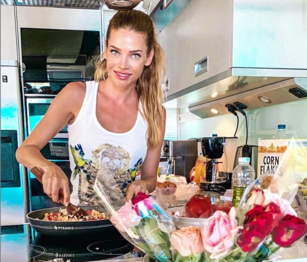 Príprava raňajok vo svojej kuchyni. Doma milujú najmä rôzne kaše, ovocno- zeleninové smoothie a vajíčka na všetky spôsoby. Napríklad na cibuľke s rajčinami a šunkou.