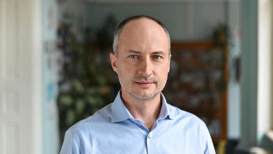 Štúdium kvantových materiálov nás posúva na prah takzvanej druhej kvantovej revolúcie. Práve tým sa zaoberá teoretický fyzik RNDr. Martin Gmitra, PhD., ktorý pôsobí na Ústave fyzikálnych vied Univerzity Pavla Jozefa Šafárika (UPJŠ) v Košiciach.