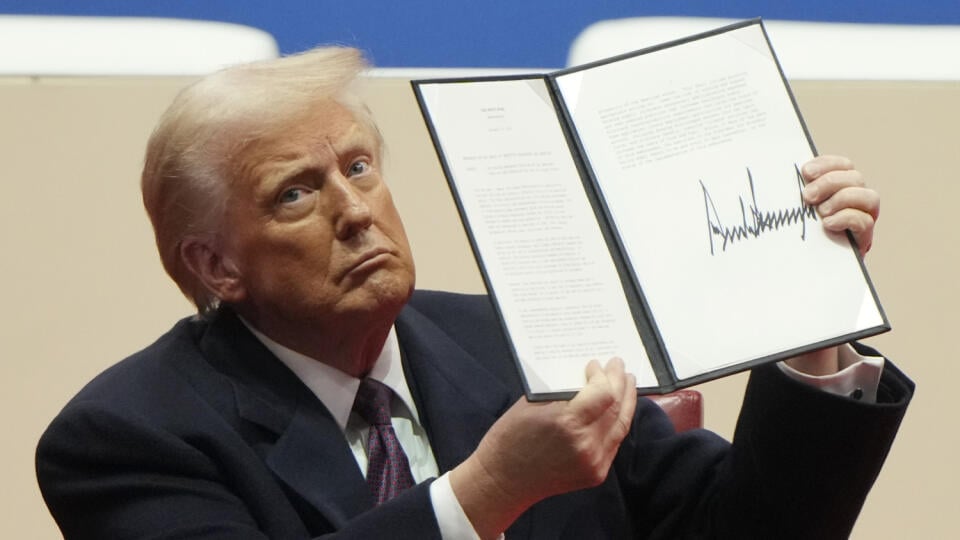 KK20 Washington - Americký prezident Donald Trumpdrží podpísané dokumenty vo washingtonskom komplexe Capital One 20. januára 2025. Americký prezident Donald Trump v pondelok podpísal prvé exekutívne nariadenia po nástupe do funkcie. Je medzi nimi avizované odstúpenie od Parížskej klimatickej dohody aj ukončenie práce z domu pre zamestnancov federálnych úradov. OTO TASR/AP
President Donald Trump holds up an executive orders after signing it at an indoor Presidential Inauguration parade event in