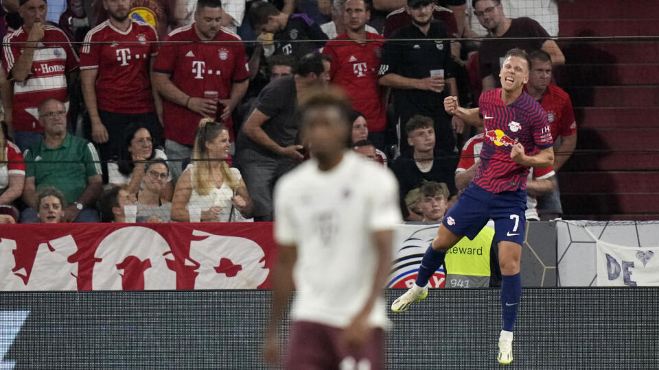 JB 24 Mníchov - Hráč Lipska Dani Olmo oslavuje po tom, ako strelil tretí gól vo finále nemeckého Superpohára Bayern Mníchov - RB Lipsko v Mníchove 12. augusta 2023. FOTO TASR/AP
Leipzig's Dani Olmo celebrates after scoring his sides third goal during the German Super Cup final between FC Bayern Munich and RB Leipzig at the Allianz Arena stadium in Munich, Germany, Saturday, Aug. 12, 2023. (AP Photo/Matthias Schrader)