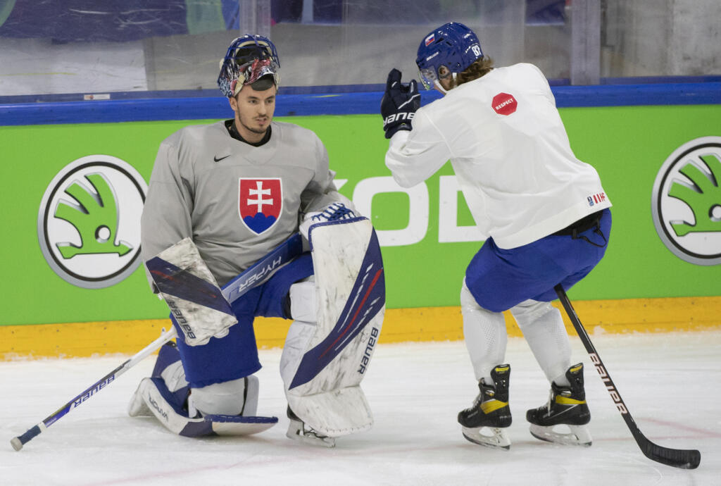 Na snímke slovenskí reprezentanti zľava brankár Matej Tomek a vpravo Pavol Regenda počas tréningu na 85. majstrovstvách sveta v ľadovom hokeji v Helsinkách.